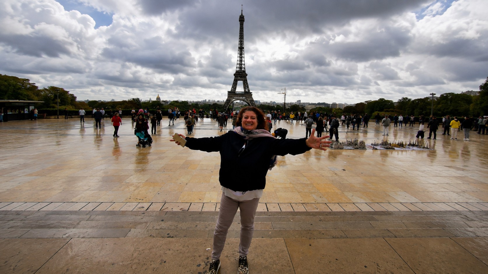 Heike Schertz mit weit ausgebreiteten Armen vor dem Eiffelturm