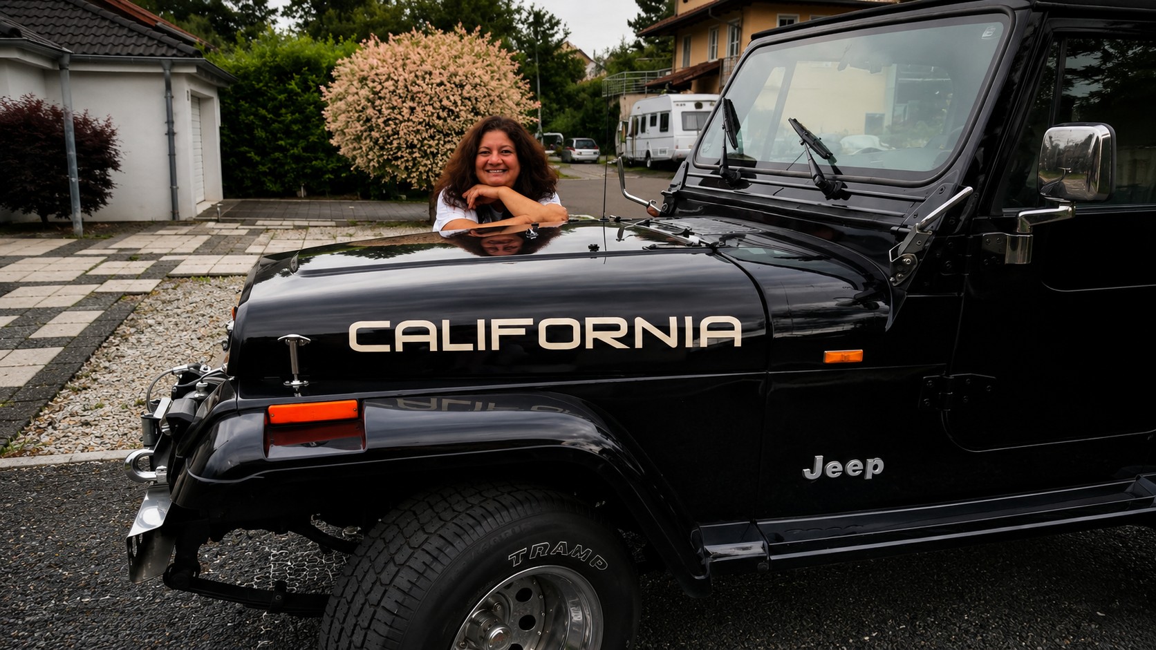 Heike Schertz an einem Jeep