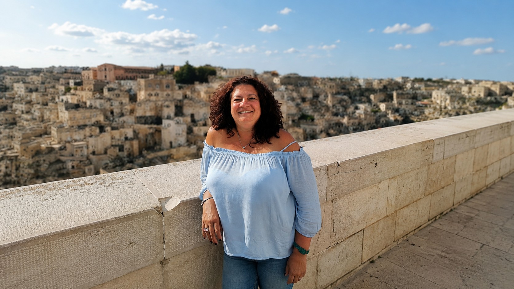 Heike Schertz vor der Stadt Matera, Italien