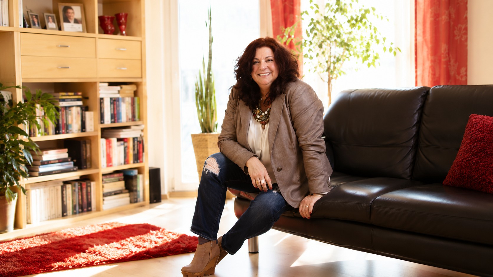 Heike Schertz zuhause, entspannt auf dem Sofa