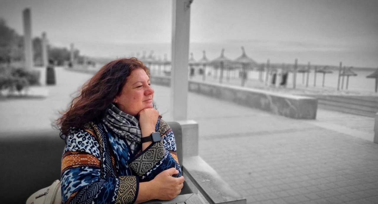 Heike Schertz mit Blick auf das Meer