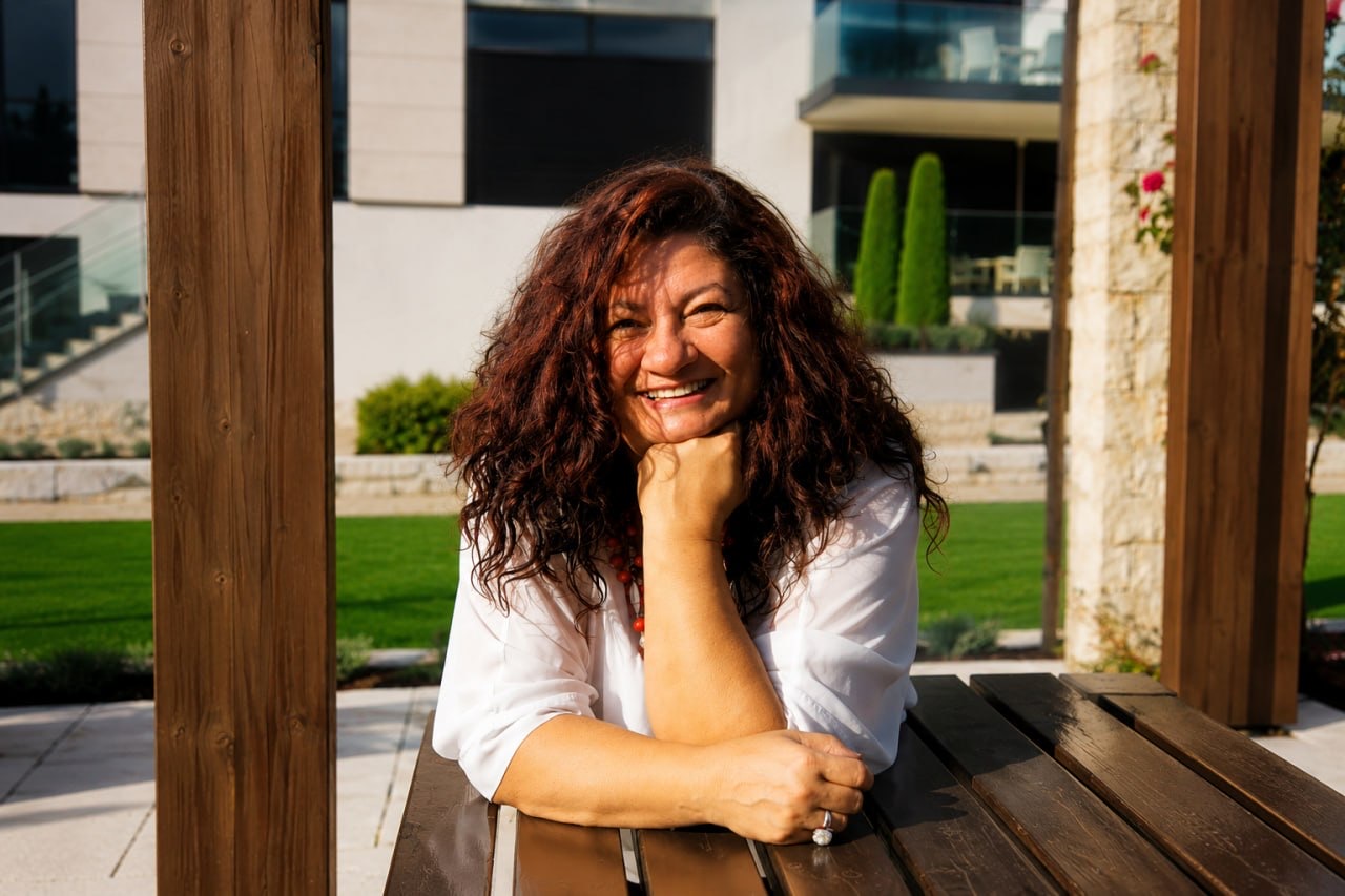 Heike Schertz, lachend im Garten