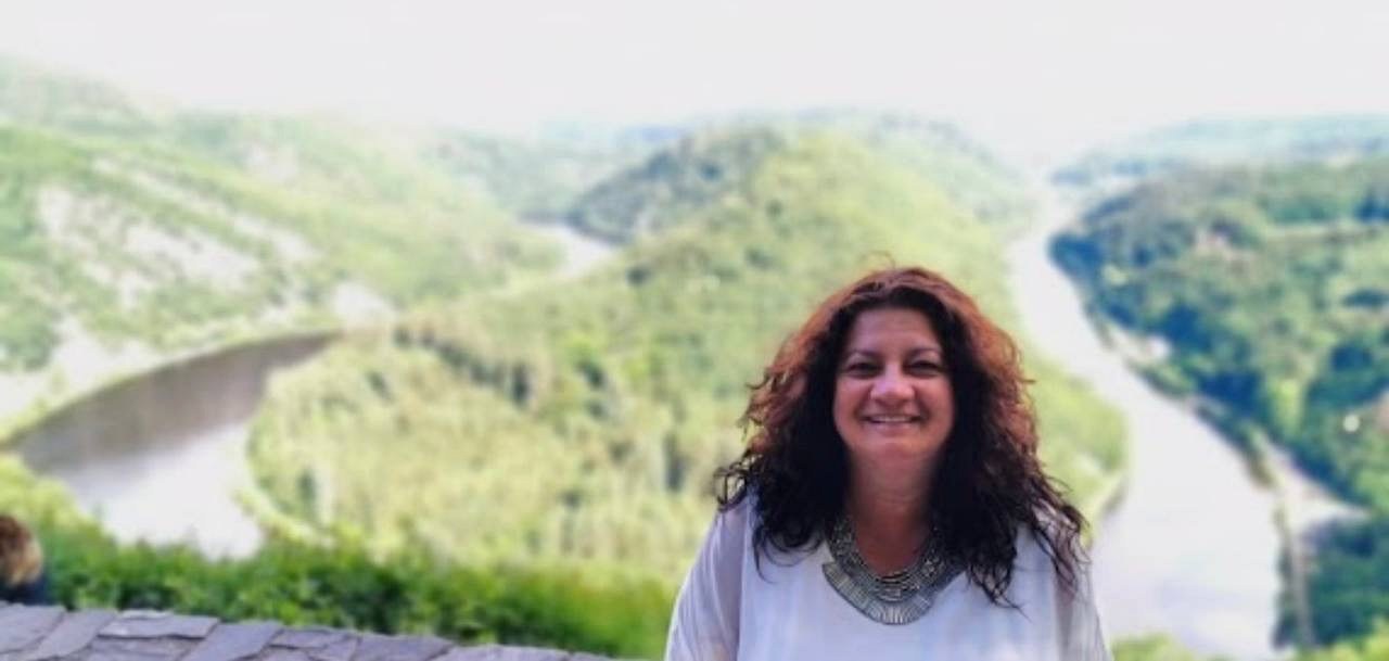 Heike Schertz in weiter Landschaft